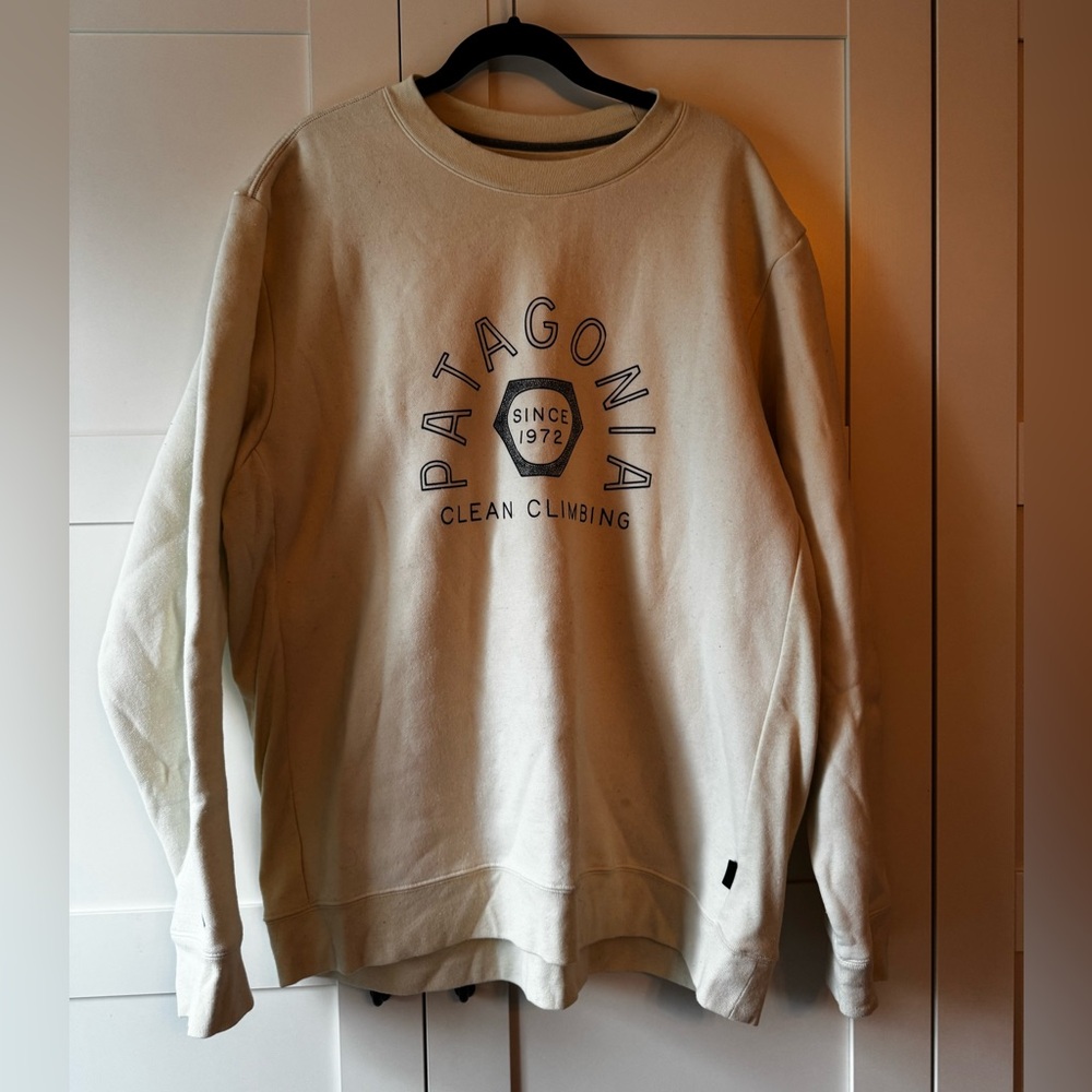Patagonia crew neck sweatshirt regular fit men’s XXL pale yellow EUC